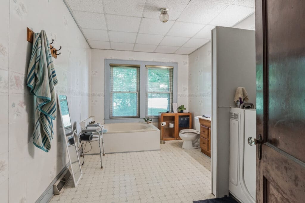 2491_NC-274_Cherryville_NC_28021_USA-Bathroom-P2468037