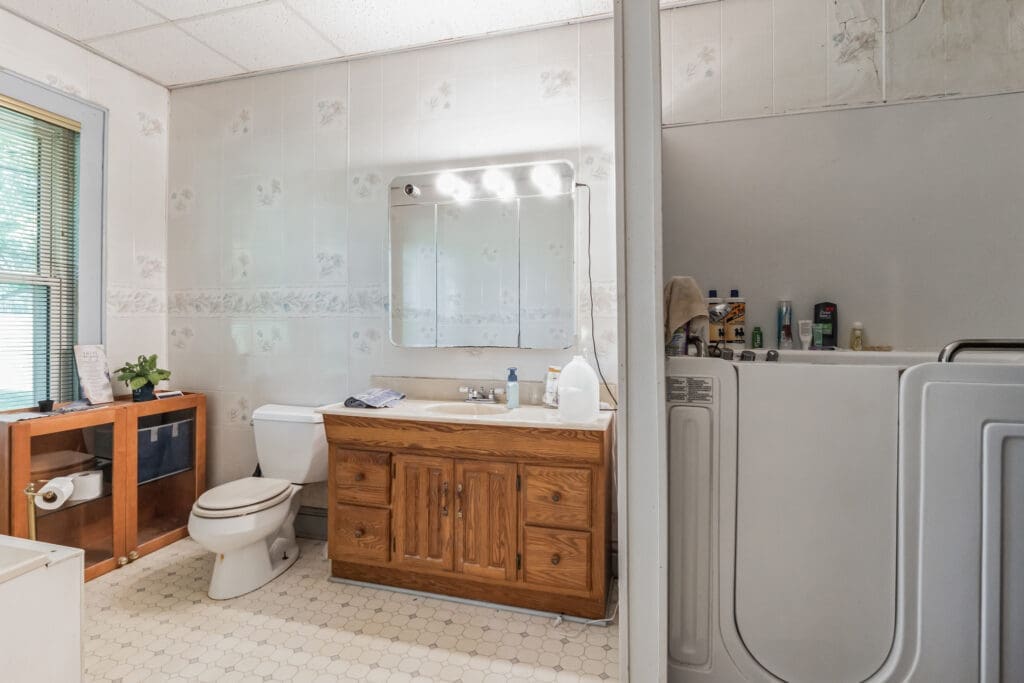 2491_NC-274_Cherryville_NC_28021_USA-Bathroom-P2468047