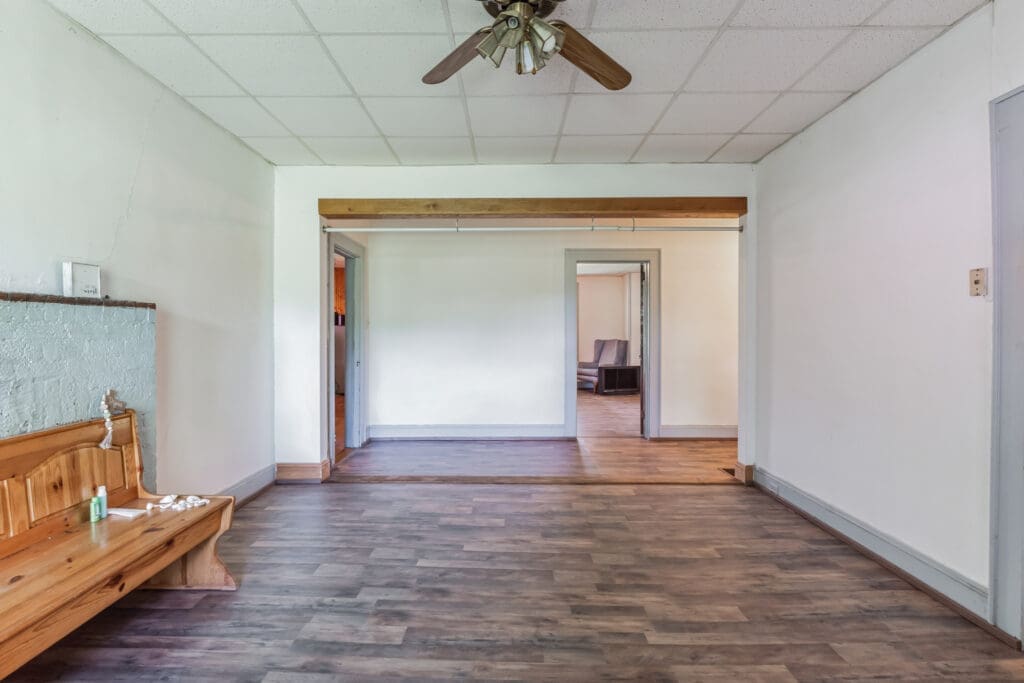 2491_NC-274_Cherryville_NC_28021_USA-Foyer-P2467927