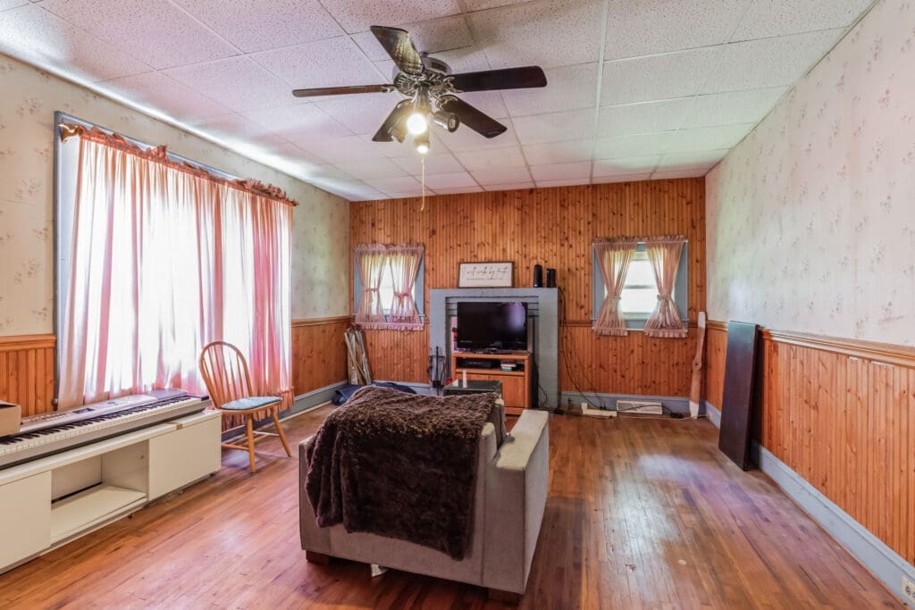 2491_NC-274_Cherryville_NC_28021_USA-Living_room-P2467893