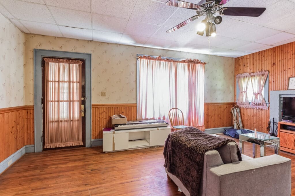 2491_NC-274_Cherryville_NC_28021_USA-Living_room-P2467899