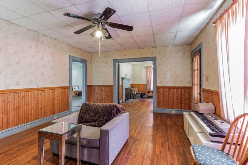 2491_NC-274_Cherryville_NC_28021_USA-Living_room-P2467911